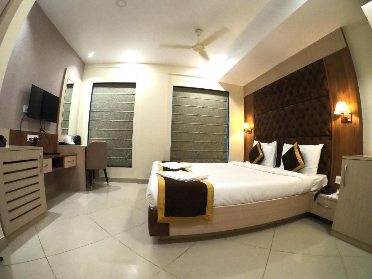 The Panash - Hotel & Banquet Колката Екстериор снимка