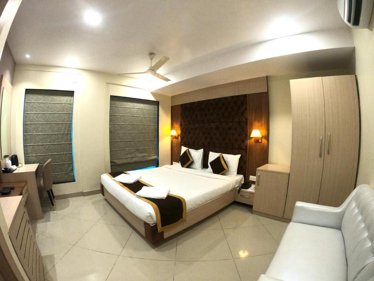 The Panash - Hotel & Banquet Колката Екстериор снимка