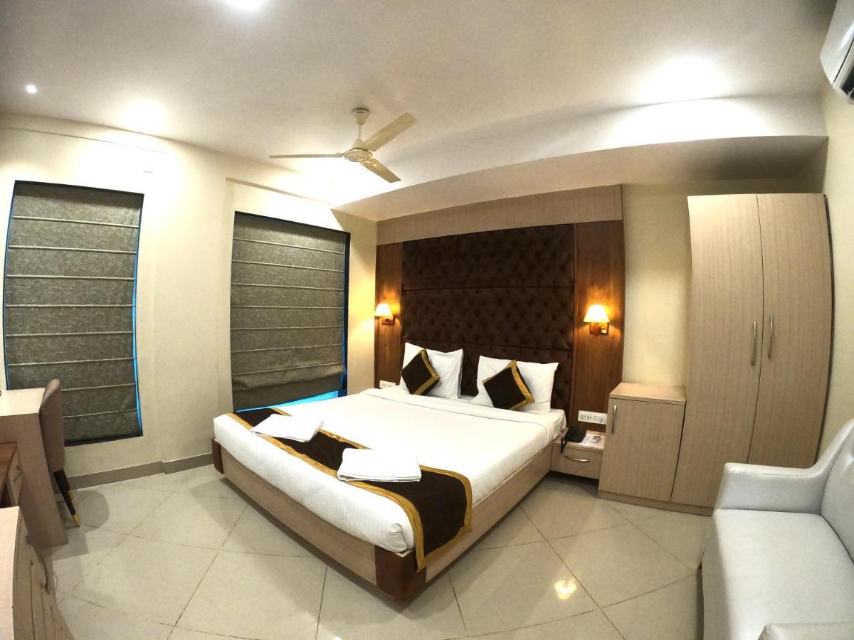 The Panash - Hotel & Banquet Колката Екстериор снимка
