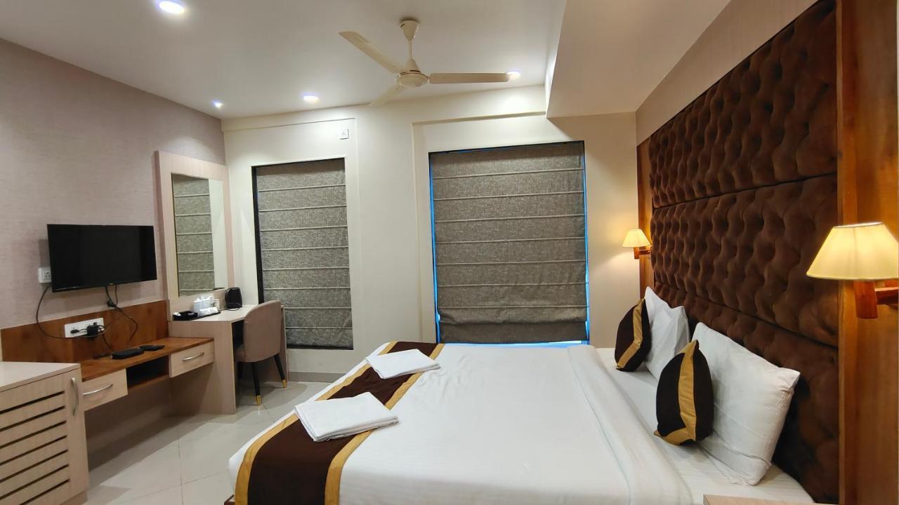 The Panash - Hotel & Banquet Колката Екстериор снимка