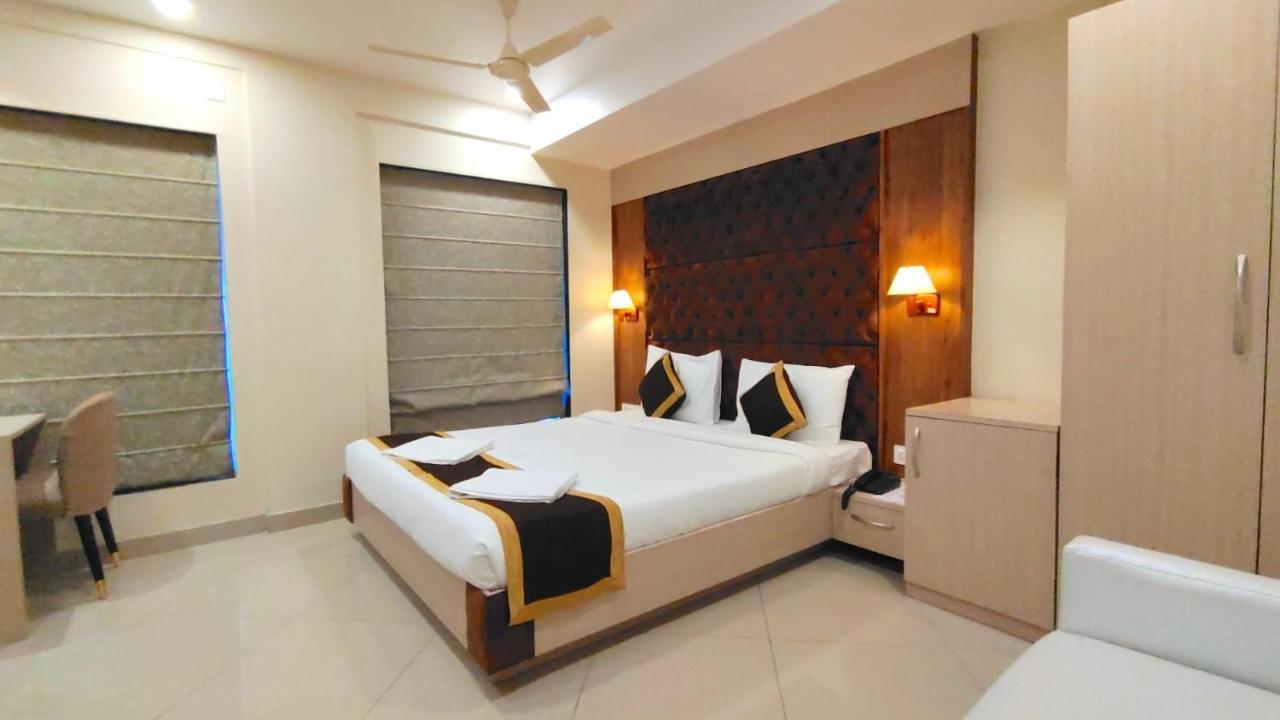 The Panash - Hotel & Banquet Колката Екстериор снимка